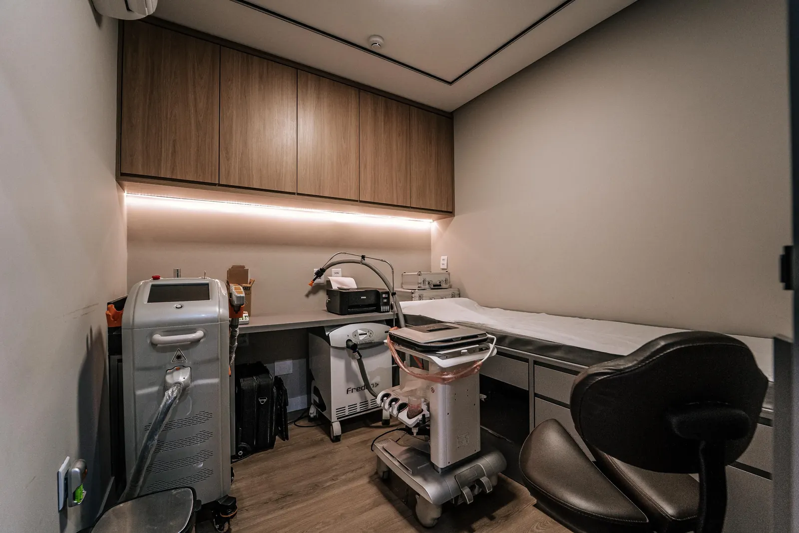 Sala de procedimentos vasculares da Cardo Clínica Cardiovascular, equipada para tratamento de varizes em Itabuna