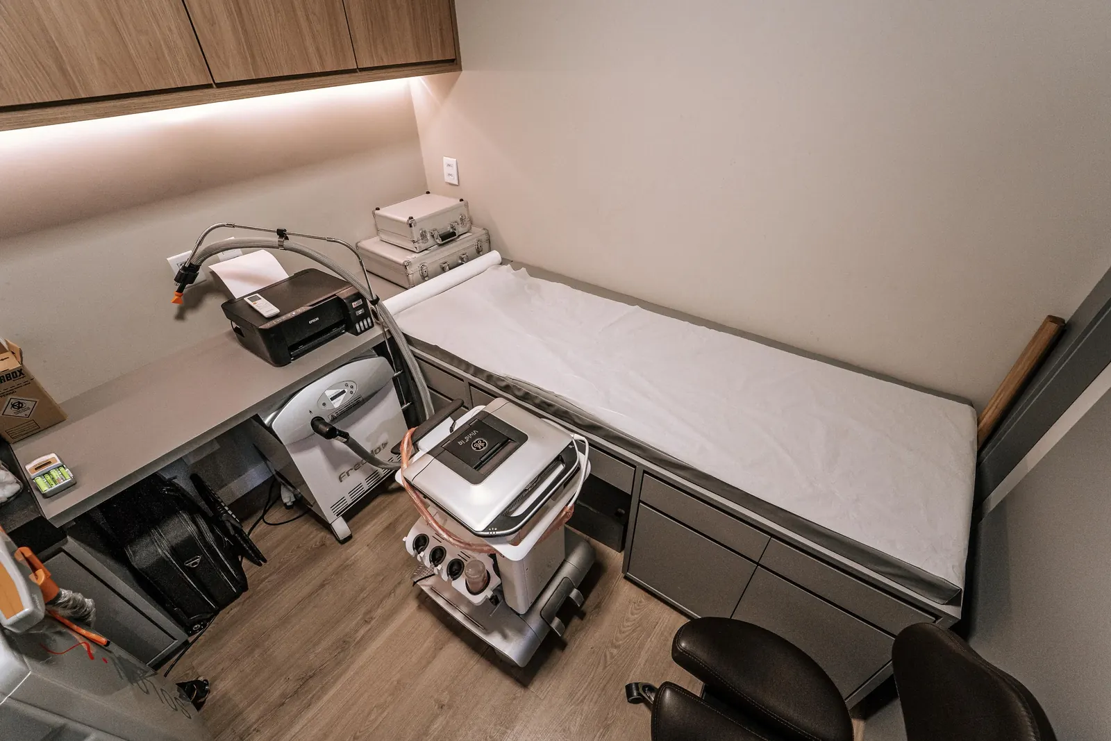 Sala de tratamento a laser para varizes na Cardo Clínica Cardiovascular, em Itabuna